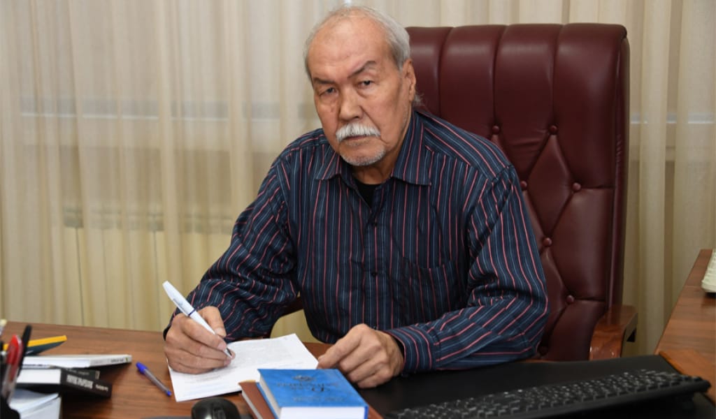 "ГОЛОВАЦКИЙҒА ШҮЙЛІКТІМ": АРДАГЕР ЖУРНАЛИСТ БОЛАТ ДӘКЕР 70 ЖАСТА