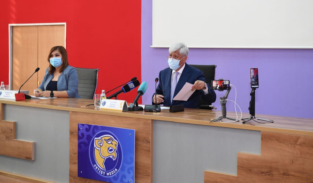 "ОЙЛАУДЫҢ ӨЗІ ҚОРҚЫНЫШТЫ": АМАНДЫҚ БАТАЛОВ КОРОНАВИРУСҚА БАЙЛАНЫСТЫ ШҰҒЫЛ ШАРАЛАРДЫ БАЯНДАДЫ