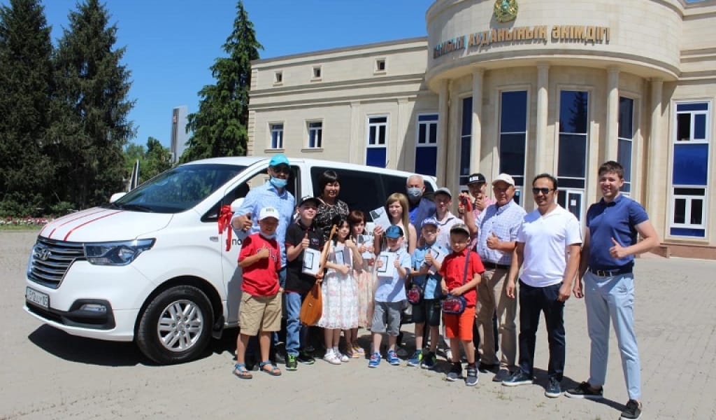 КОМПАНИЯ ДИРЕКТОРЫ 9 БАЛАЛЫ КӘРІБАЕВТАР ОТБАСЫНА КӨЛІК СЫЙЛАДЫ