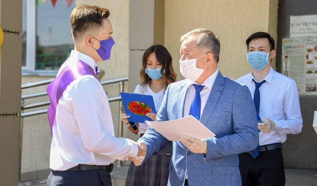 "ҚОШ, МЕКТЕБІМ!" АЛМАТЫ ОБЛЫСЫНДА 15 МЫҢНАН АСТАМ ТҮЛЕККЕ АТТЕСТАТ ТАПСЫРЫЛДЫ