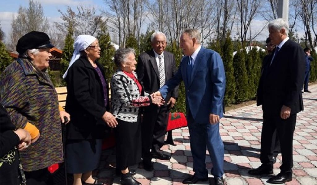 "СЕКСЕННІҢ СЕҢГІРІНЕ КӨТЕРІЛДІК": ЕЛБАСЫНЫҢ СЫНЫПТАСЫ ЕСТЕЛІК ЖАЗДЫ