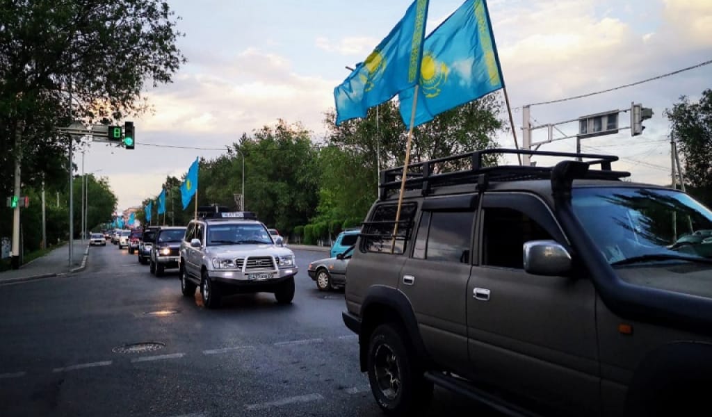 ТАЛДЫҚОРҒАН КӨШЕЛЕРІМЕН КӨК ТУ ІЛГЕН КӨЛІКТЕР ЖҮРІП ӨТТІ