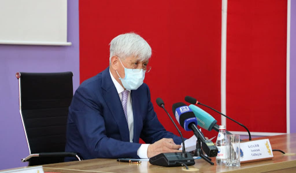 "АРҚАЛАЙТЫН ЖҮК АЗ ЕМЕС": АМАНДЫҚ БАТАЛОВ ОНЛАЙН ЖИЫН ӨТКІЗДІ