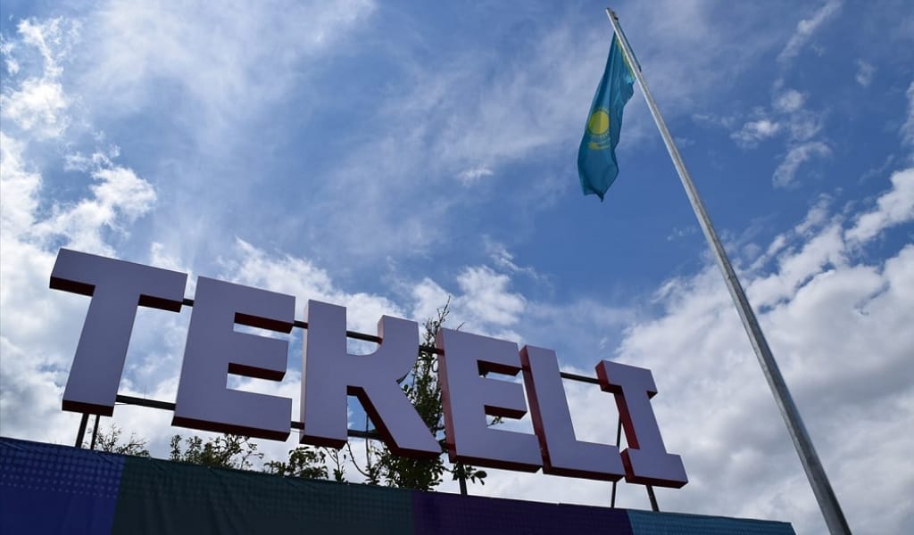 "БІРЫҢҒАЙ 12": ЕЛІМІЗДЕГІ ЕҢ БИІК ТУ ТЕКЕЛІ ҚАЛАСЫНА ОРНАТЫЛДЫ