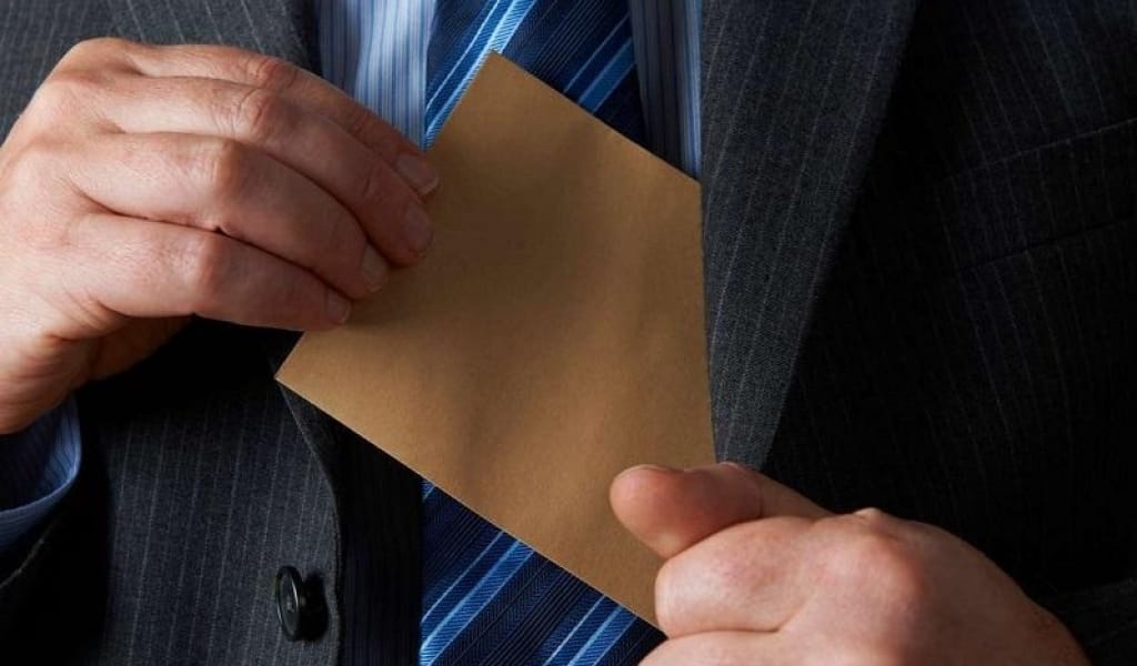 ҚЫТАЙ АЗАМАТТАРЫНАН ПАРА АЛҒАН ҚЫЗМЕТКЕР ЖАЗАҒА ТАРТЫЛДЫ