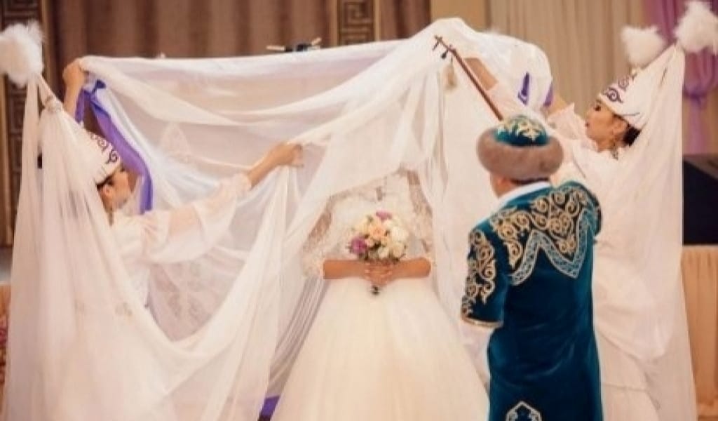 "ТОЙ ЖАСАҒАН ЖОҚПЫЗ": ПАНДЕМИЯ КЕЗІНДЕ ОТАУ ҚҰРҒАНДАР