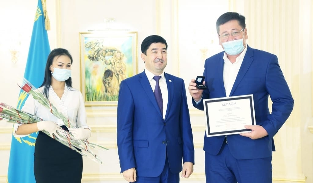 ҚР ПРЕЗИДЕНТІНІҢ СЫЙЛЫҒЫ: ДӘРІГЕРЛЕР МЕН ЖУРНАЛИСТЕР МАДАҚТАЛДЫ