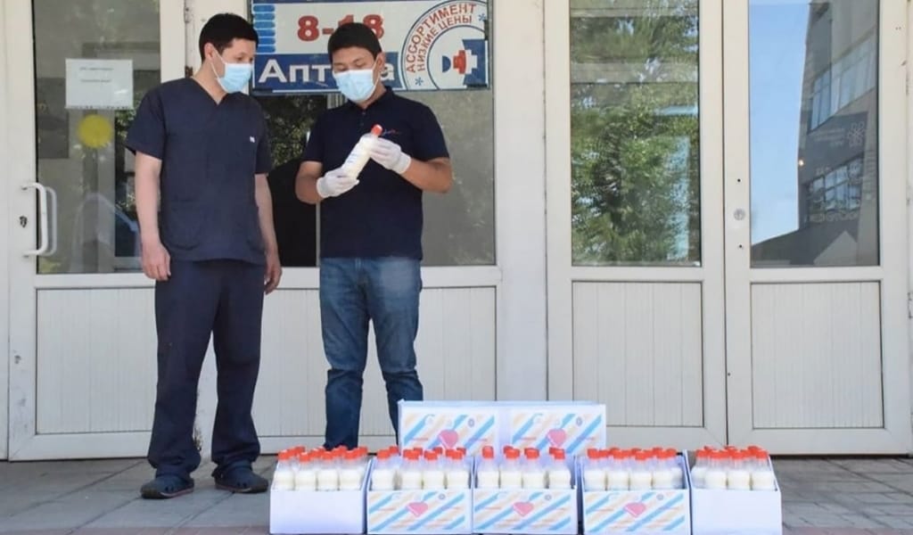 ҚЫМЫЗ БЕН ШҰБАТТЫ ТЕГІН ТАРАТТЫ: ЕРІКТІЛЕР ДӘРІГЕРЛЕРГЕ ЖӘРДЕМДЕСУДЕ