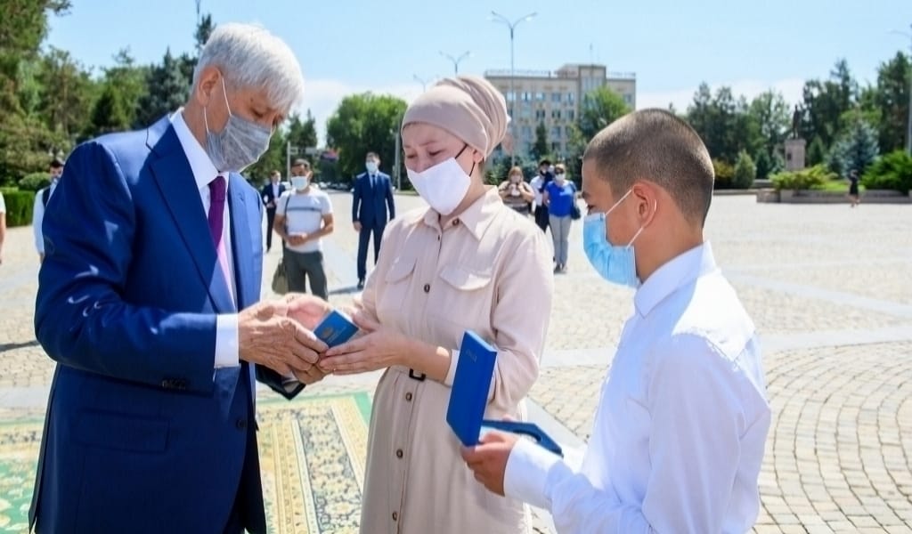 КОРОНАВИРУС: ІНДЕТПЕН КҮРЕС КЕЗІНДЕ КӨЗ ЖҰМҒАНДАРҒА МЕМЛЕКЕТТІК НАГРАДА ТАБЫСТАЛДЫ