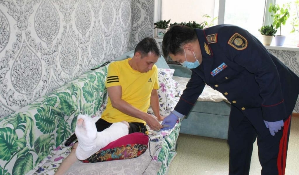 ҚЫЗҒА ЗОРЛЫҚ КӨРСЕТКЕН: ҚЫЛМЫСКЕРДІ ҰСТАУ ҮШІН 13-ҚАБАТТАН СЕКІРГЕН ПОЛИЦЕЙ