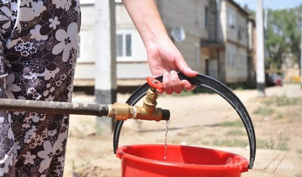 "СУДЫ АУЫЛДЫҢ СЫРТЫНАН ТАСЫП ІШЕМІЗ": 80-ДЕГІ ЗЕЙНЕТКЕРДІҢ ӨТІНІШІ