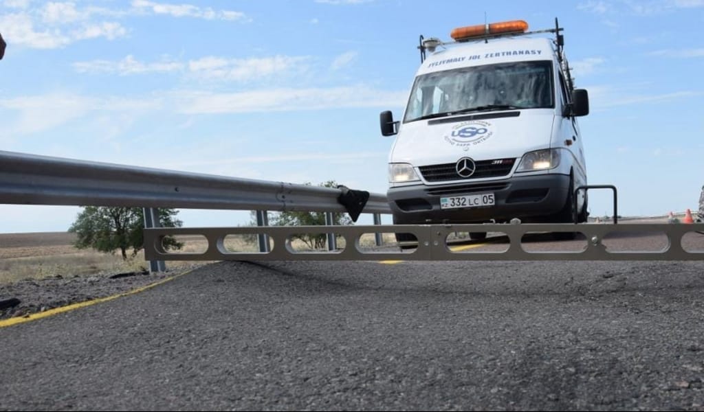 ПАНДЕМИЯҒА ҚАРАМАСТАН ТОҚТАУСЫЗ ЖҰМЫС ЖҮРІП ЖАТЫР: ЖОЛ САПАСЫ БАҚЫЛАУДА