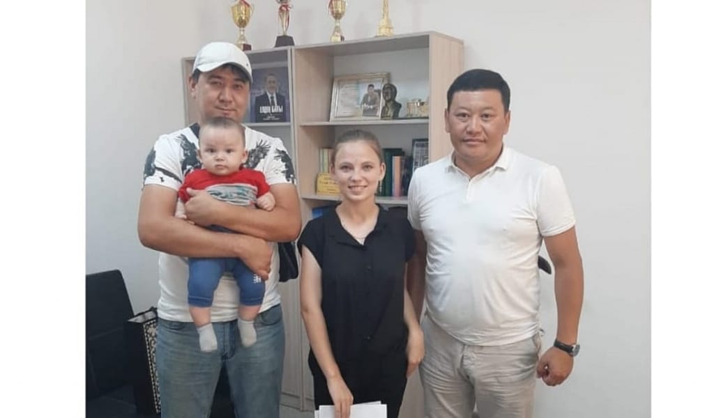 ТЕАТР ҰЖЫМЫ БАЛАЛАР ҮЙІНІҢ ТӘРБИЕЛЕНУШІСІНЕ БАСПАНА СЫЙЛАДЫ