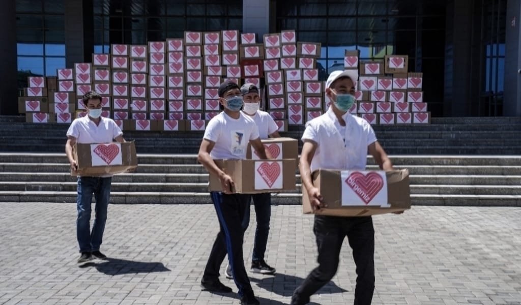 12 МЫҢ ЛИТР АНТИСЕПТИК ТҰРҒЫНДАРҒА ЖЕТКІЗІЛДІ: ЕРІКТІЛЕР ЕРЛЕДІ