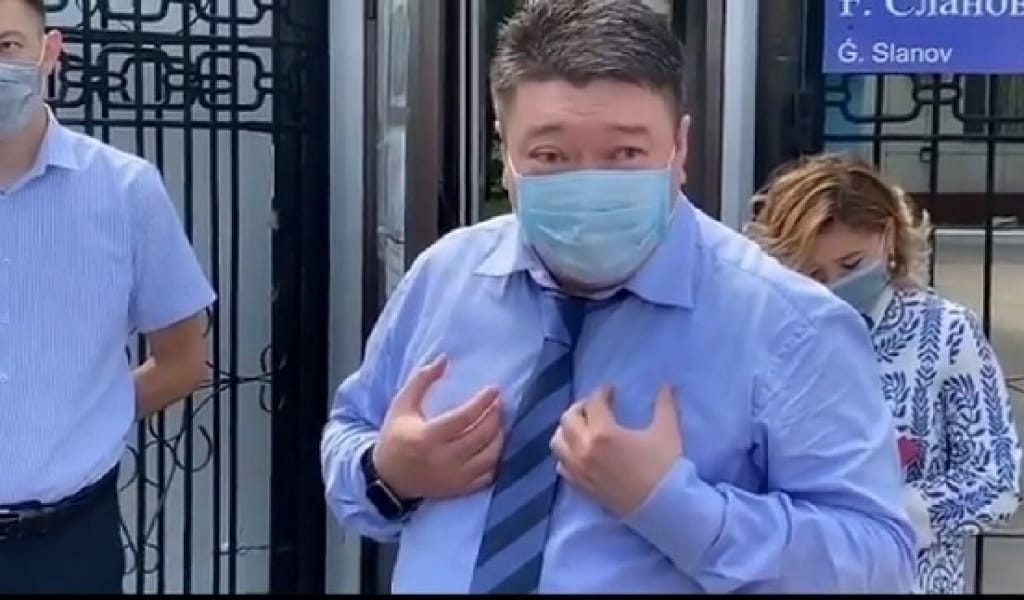 "МЕМЛЕКЕТТІК ҚЫЗМЕТШІГЕ ЛАЙЫҚСЫЗ": БАС САНИТАРҒА ҚАТЫСТЫ ТЕКСЕРІС БАСТАЛДЫ