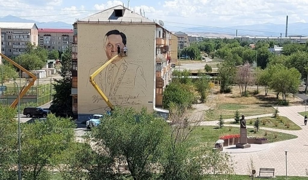 ТҰРҒЫН ҮЙ ҚАБЫРҒАСЫНА БЕЙСЕН ҚҰРАНБЕКТІҢ БЕЙНЕСІ САЛЫНЫП ЖАТЫР