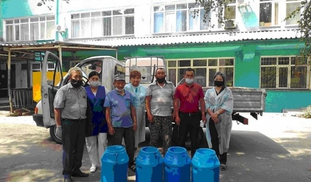 БӨЛЕКСАЗ АУЫЛЫНЫҢ ТҰРҒЫНДАРЫ СЫРҚАТТАРҒА 1000 ЛИТР ҚЫМЫЗ ТАРАТТЫ