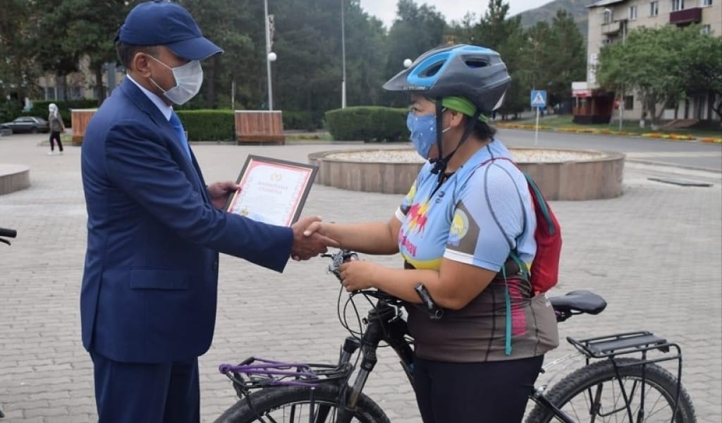 "ЖИЫРМА КҮНДЕ ЖЕТТІМ": ҚЫЗЫЛОРДАДАН ТЕКЕЛІГЕ ВЕЛОСИПЕДПЕН КЕЛГЕН АРУ
