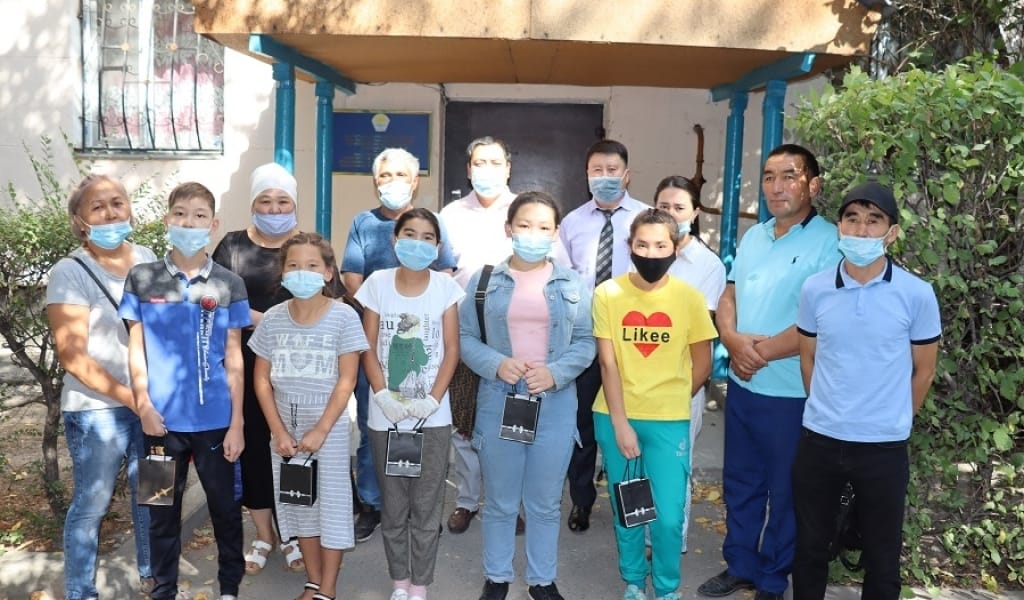 ОБЛЫСТЫҚ КӘСІПОДАҚ ҰЙЫМЫ МЕКТЕПКЕ БАРАТЫН 20 ОҚУШЫНЫ ҚУАНТТЫ