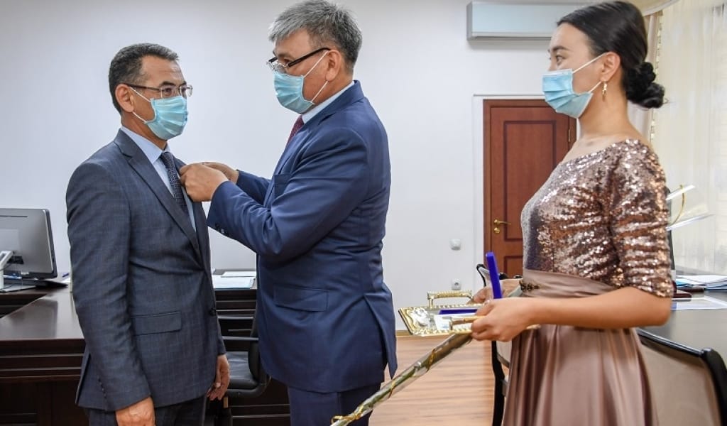 АТА ЗАҢ МЕРЕКЕСІНЕ ОРАЙ ТАҒЫ БІРНЕШЕ АДАМҒА МЕДАЛЬ БЕРІЛДІ