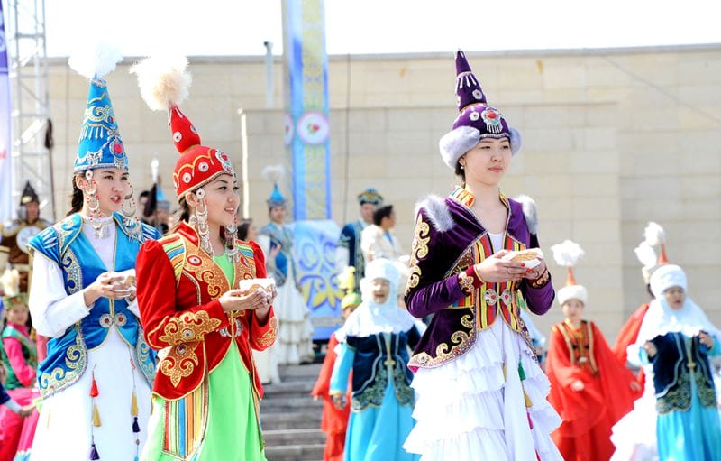 ҰЛЫСТЫҢ ҰЛЫ КҮНІН ҚАЛАЙ ҰЛЫҚТАП ЖҮРМІЗ?