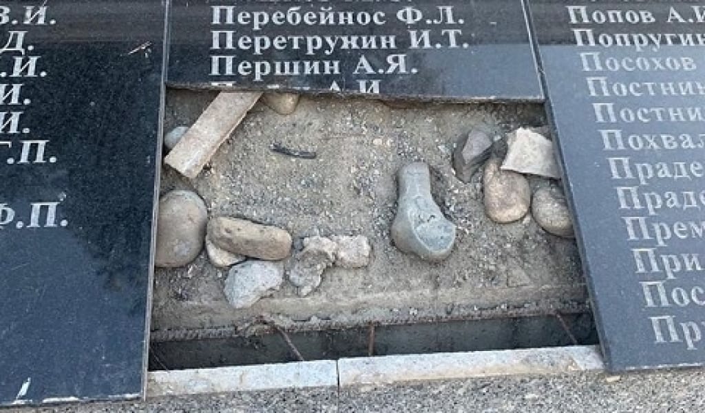 БҰЗАҚЫЛАР АРДАГЕРЛЕРГЕ ҚОЙЫЛҒАН ЕСКЕРТКІШ ТАҚТАНЫ ҚИРАТЫП КЕТТІ