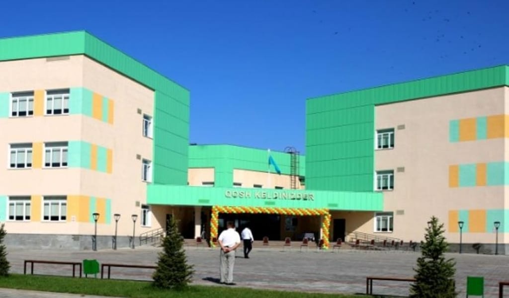 ҮШ МЫҢНАН АСТАМ ТҰРҒЫНЫ БАР АУЫЛДА СУ ЖАҢА МЕКТЕП БОЙ КӨТЕРДІ