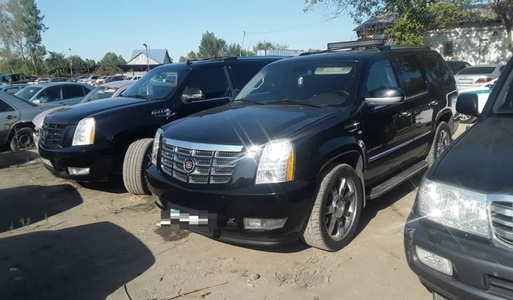 ҮЙЛЕНУ КОРТЕЖІНДЕГІ БІРЫҢҒАЙ ҚАРА ТҮСТІ КӨЛІКТЕР АЙЫП ТҰРАҒЫНА ТОҒЫТЫЛДЫ