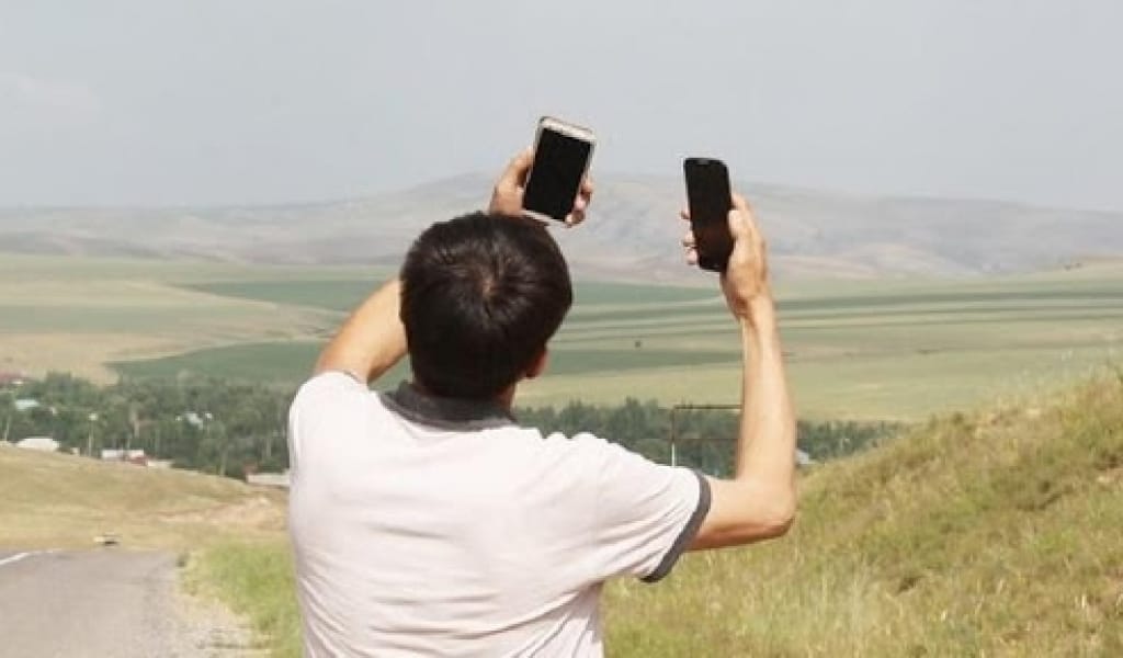 "БАЙЛАНЫС НАШАР": АУЫЛ БАЛАЛАРЫ ДӨҢ БАСЫНДА САБАҚ ОҚЫП ЖҮР