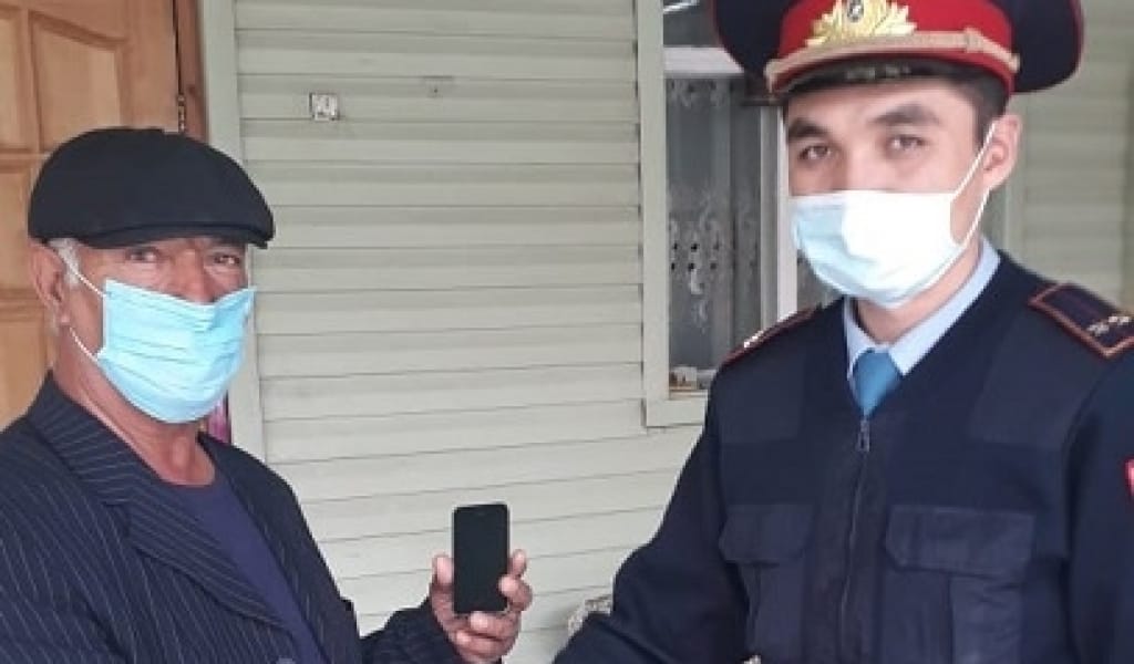 ТӘРТІП САҚШЫЛАРЫ 70 ЖАСТАҒЫ АҚСАҚАЛДЫҢ ТЕЛЕФОНЫН ТАУЫП БЕРДІ