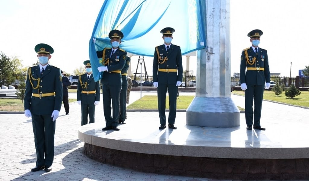 "БИІКТІГІ - 33 МЕТР": ҚЫТАЙМЕН ШЕКАРАЛАС АУДАНҒА АЛЫП КӨК ТУ ОРНАТЫЛДЫ