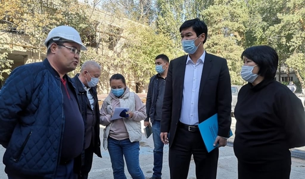 "ҚАЙТАДАН КЕЛІП ТЕКСЕРЕМІН": ӘКІМ ОРЫНБАСАРЫ МЕКТЕПТЕРДІ АРАЛАДЫ