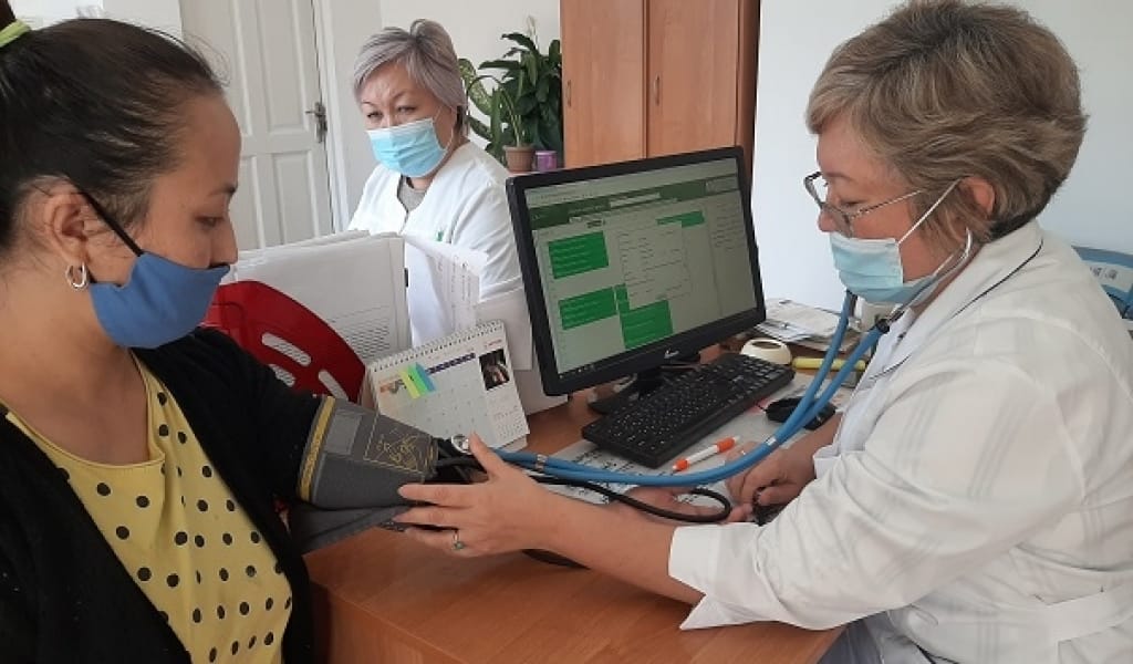 СЫРҚАТ АДАМДЫ ДӘРІ-ДӘРМЕКТЕН БҰРЫН БІРАУЫЗ ЖЫЛЫ СӨЗ ЕМДЕЙДІ