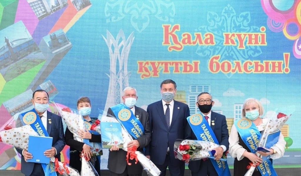 БЕС ТҰРҒЫН "ТАЛДЫҚОРҒАН ҚАЛАСЫНЫҢ ҚҰРМЕТТІ АЗАМАТЫ" АТАНДЫ