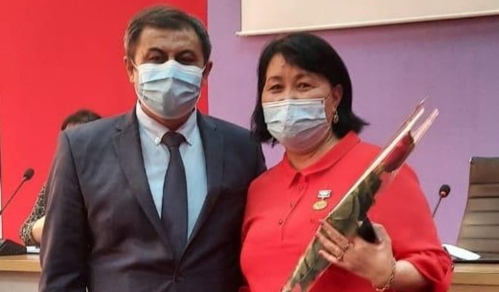 ПРЕЗИДЕНТ ЖАРЛЫҒЫМЕН "ЖЕТІСУ" ГАЗЕТІНІҢ ТІЛШІСІНЕ МЕДАЛЬ ТАБЫСТАЛДЫ