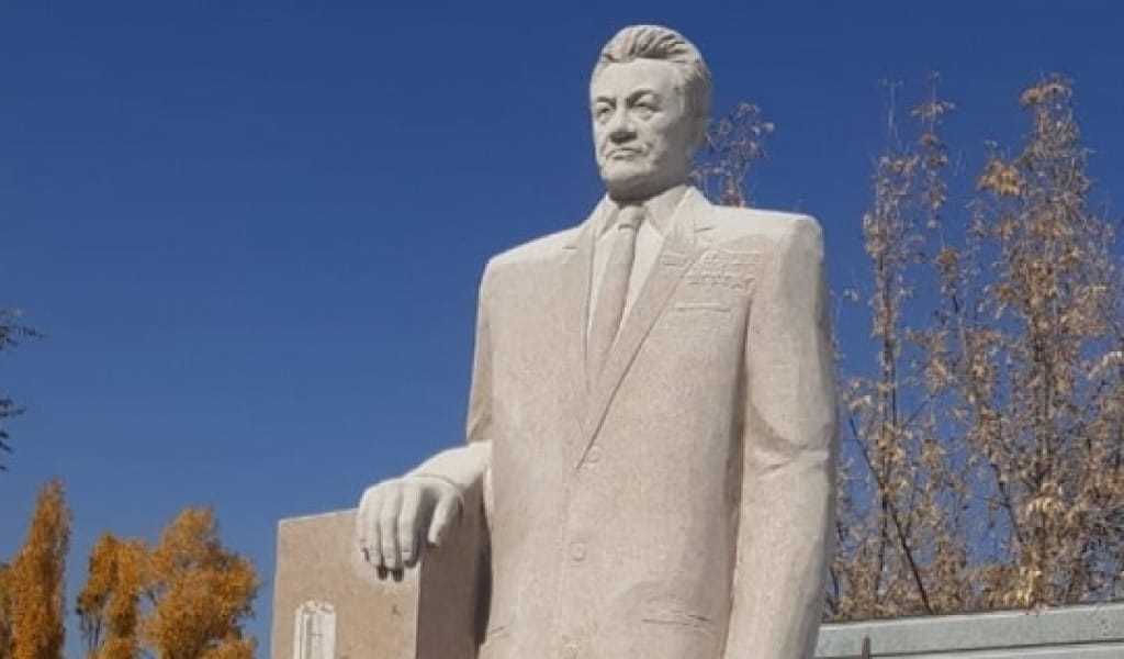 "БАСЫ КІШКЕНТАЙ, ДЕНЕСІ ҰЗЫН": ҚОНАЕВ ЕСКЕРТКІШІНІҢ АВТОРЫ ҚАТЕЛІГІН МОЙЫНДАДЫ