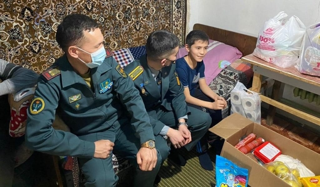 АЛМАТЫНЫҢ КУРСАНТТАРЫ МҰҚТАЖ ОТБАСЫЛАРҒА КӨМЕК ҚОЛЫН СОЗДЫ