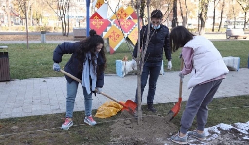 АЛМАТЫДА АБАЙ ДАҢҒЫЛЫНЫҢ БОЙЫНАН ЖУРНАЛИСТЕР АЛЛЕЯСЫ АШЫЛДЫ