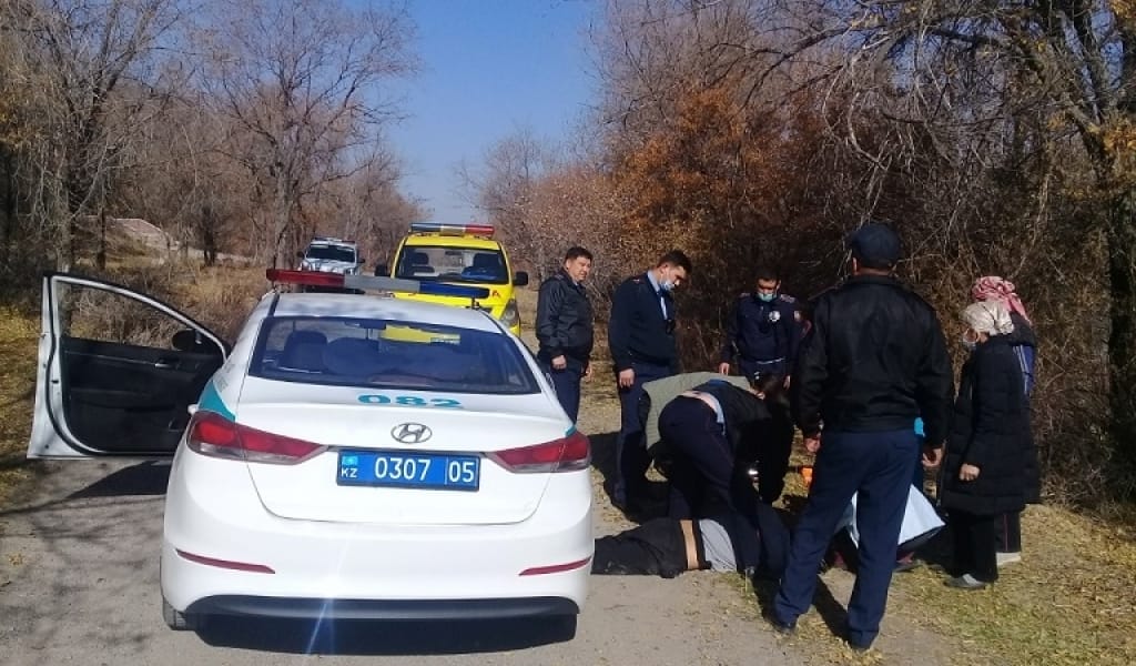 ПОЛИЦИЯ ӨКІЛДЕРІ ТАУЛЫ АЙМАҚТА ЕСІНЕН ТАНҒАН ЕР АДАМДЫ ҚҰТҚАРДЫ