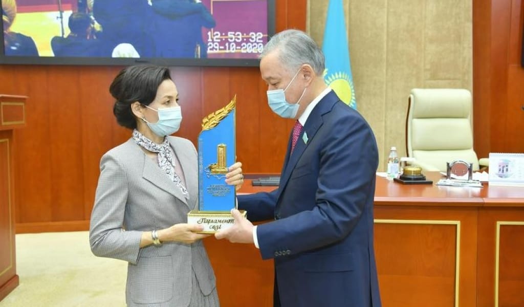 БЕЙСЕН ҚҰРАНБЕККЕ ТАҒАЙЫНДАЛҒАН СЫЙЛЫҚ ЖАРЫ ГҮЛМИРАҒА ТАБЫСТАЛДЫ