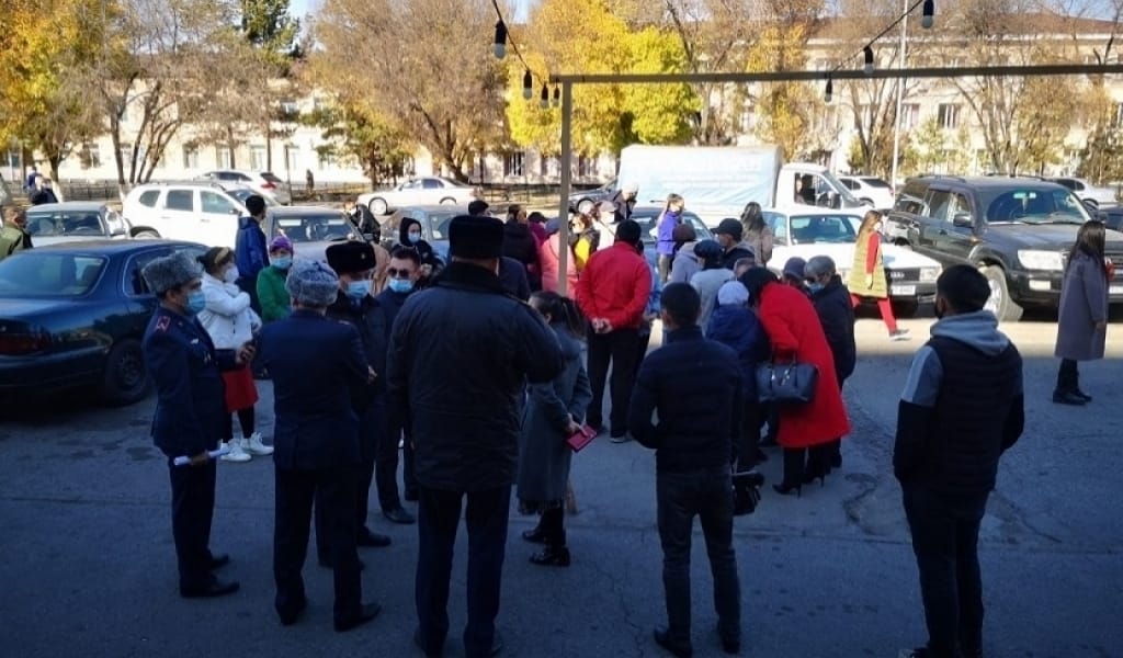 ТАЛДЫҚОРҒАНДА ТАҚЫРҒА ОТЫРҒАН БІР ТОП ТҰРҒЫН НАРАЗЫЛЫҚҚА ШЫҚТЫ