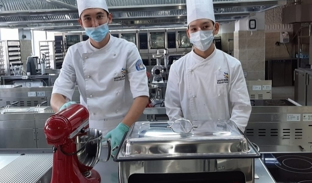 БІР САҒАТТА БЕС ТҮРЛІ ТАҒАМ ДАЯРЛАНАТЫН АСПАЗДЫҚ ТЕХНИКА ТАНЫСТЫРЫЛДЫ