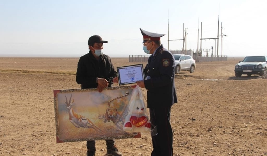 ЖАБАЙЫ АҢДЫ ҮЙ ЖАҒДАЙЫНДА БАҚҚАН АЗАМАТҚА АЛҒЫС ХАТ БЕРІЛДІ