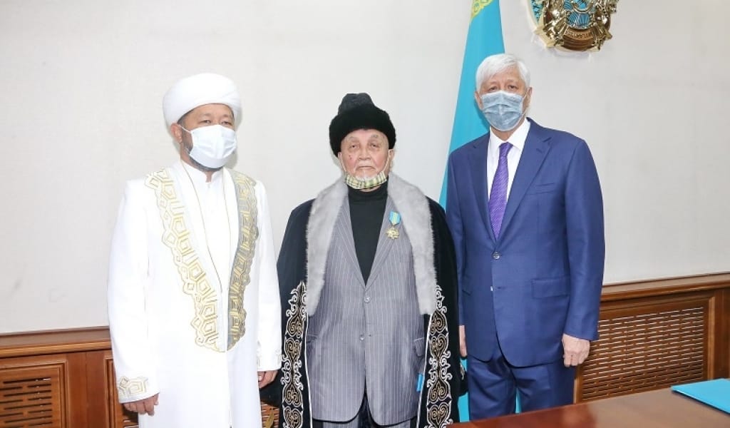 "ҮЛКЕН СЫЙ": ҚАЗАҚСТАННЫҢ ТҰҢҒЫШ БАС МҮФТИІ "ПАРАСАТ" ОРДЕНІН ТАҚТЫ