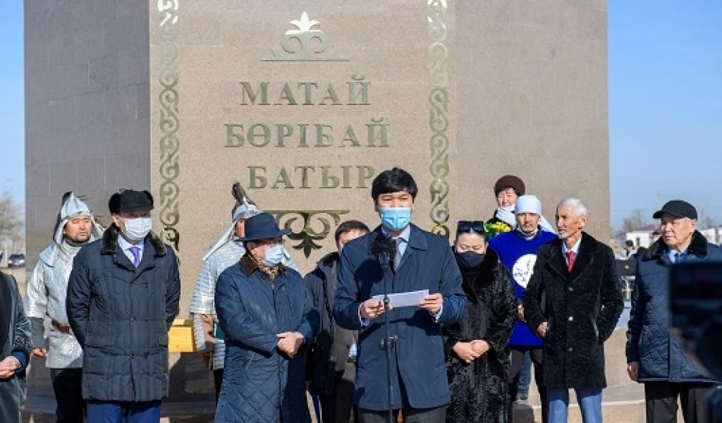 АҚСУ АУДАНЫНДА МАТАЙ БӨРІБАЙ БАТЫРДЫҢ ЕСКЕРТКІШІ БОЙ КӨТЕРДІ