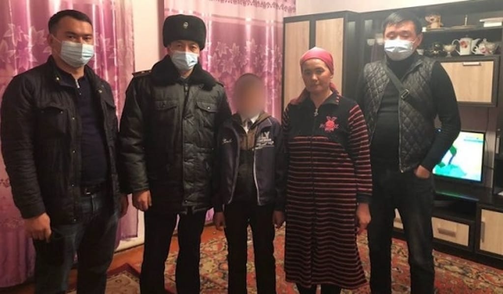 АНАСЫНА РЕНЖІП, ҮЙІНЕН КЕТІП ҚАЛҒАН БАЛА ТЕКЕЛІДЕН ТАБЫЛДЫ