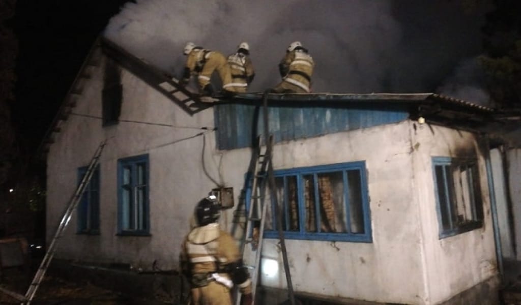 ӨРТ СӨНДІРУШІЛЕР ЖАНЫП ЖАТҚАН ҮЙДЕН БІР АДАМДЫ АМАН АЛЫП ШЫҚТЫ