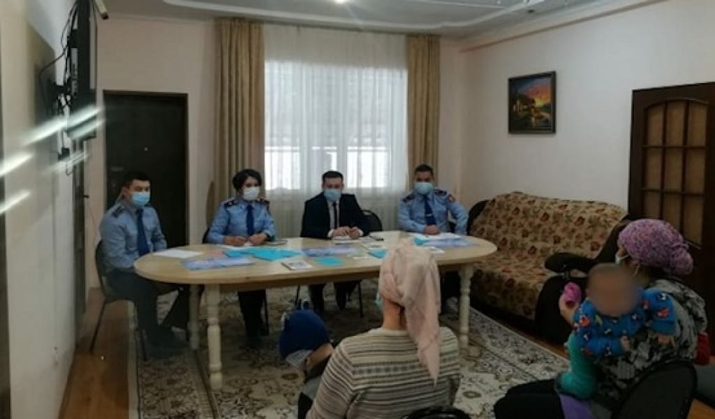 ТӘРТІП САҚШЫЛАРЫ ЗОРЛЫҚ-ЗОМБЫЛЫҚ КӨРГЕН ӘЙЕЛДЕРМЕН КЕЗДЕСТІ