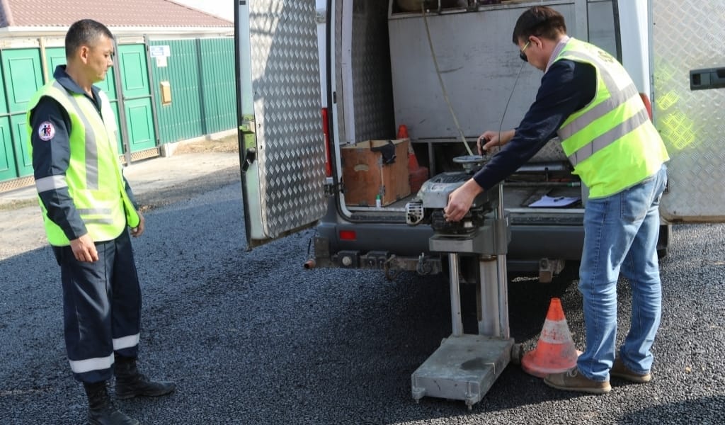 "БІР ЖЕРІ ЖҰҚА, БІР ЖЕРІ ҚАЛЫҢ": ҚАРАТАЛ АУДАНЫНДА ЖОЛ САПАСЫ ТЕКСЕРІЛДІ