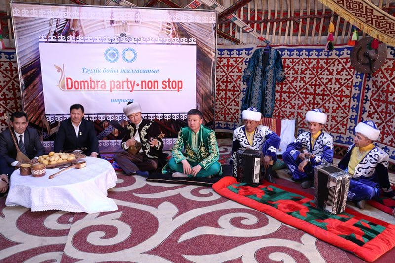 Домбыра үні тәулік бойы толастамады